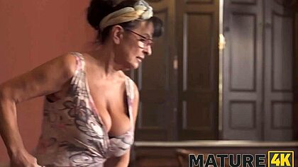 Порно зрелая уборщица в бане - порно видео смотреть онлайн на рукописныйтекст.рф
